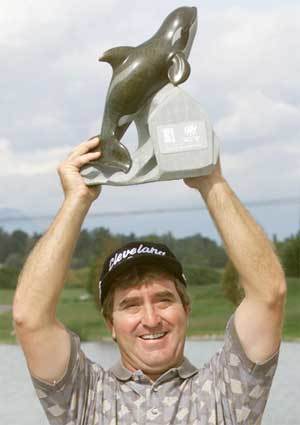 PGA 투어 에어캐나다챔피언십에서 15언더파로 우승을 한 진 사우어스(40·미국)가 우승트로피를 높이 치켜들며 환한 미소를 띄고 있다. 사우어스는 PGA투어에서 13년만에 정상에 복귀했다.[AP]