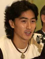 축구스타 안정환이 2일 기자회견을 갖고 일본 프로축구 J리그에 진출하겠다는 의사를 밝히고 있다. 연합