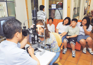 아폴로 눈병이 확산되고 있는 가운데 2일 서울시내의 한 안과병원에는 2∼3시간씩 기다려야 진찰을 받을 수 있을 정도로 눈병 환자가 몰려 북적이고 있다. - 이종승기자