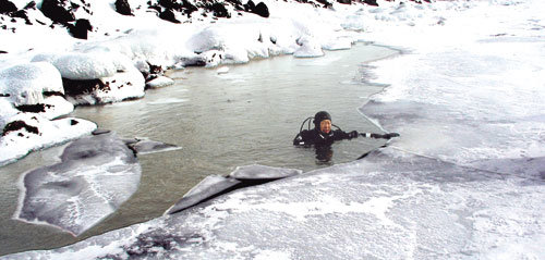올해 1월 백두산 천지를 찾은 강씨의 백두산수중탐험대원중 한 대원이 천지물속을 탐사한 뒤 얼음위로 나오고 있다.
