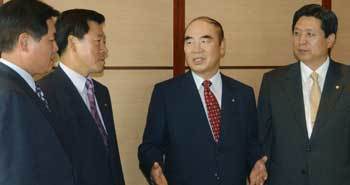 민주당 김영배 신당추진위원장이 서울 여의도 한 음식점에서 민주당 충청권의원들과 신당문제를 논의하고 있다. - 국회사진기자단