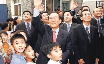 중국을 방문 중인 한나라당 이회창 대통령후보가 4일 베이징 한국국제학교를 방문, 손을 흔들며 인사하고 있다. - 베이징=서영수기자