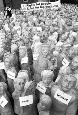 '지속 가능한 발전을 위한 세계정상회의(WSSD)'행사장 밖에 거대 기업에 의해 희생된 약자들의 모형을 본뜬 종이 조각상 6000여개가 전시돼 있다. - 요하네스버그로이터뉴시스