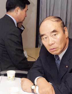 김영배 신당추진위원장이 기자들에게 신당추진상황을 설명하고 있다. 한화갑대표는 뒤에서 전화통화를 하고 있다. - 이종승기자