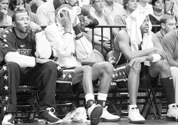 유고의 승리가 굳어지자 벤치에 앉아 경기를 관전하던 미국선수들이 망연자실한 표정을 짓고 있다.