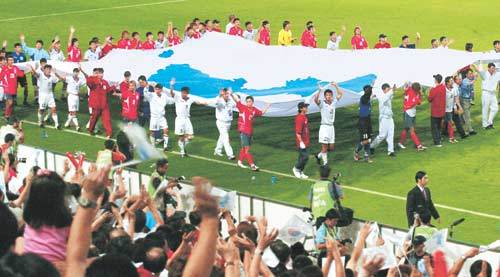 7일 서울월드컵경기장에서 2002남북통일축구경기를 마친 남북한 선수단이 대형 한반도기를 함께 들고 관중들의 환호 속에 퍼레이드를 벌이고 있다.