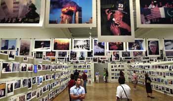 6일 미국 워싱턴시에서 열리고 있는 9·11테러 관련 사진전을 관람하고 있는 방문객들. - 워싱턴AP연합