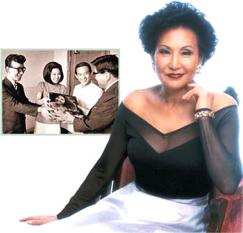 18,19일 서울 세종문화회관에서 둘째딸 카밀라, 바리톤 최현수와 함께 콘서트를 갖는 ‘스탠더드 팝의 여왕’ 패티김(오른쪽). 패티김이 1966년 작곡가 박춘석(왼쪽) 길옥윤 등과 함께 ‘주월군 레코드 보내기 운동’에 참여해 자신의 레코드판을 기증하고 있는 모습.