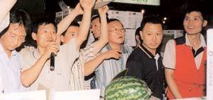 9일 새벽 5시경 서울 송파구 가락동 농수산물시장 서울청과 내에서 청과 도매상들이 손가락으로 신호를 보내며 경매에 참여하고 있다.사진제공 롯데백화점