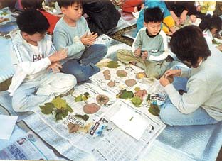 지난해 가을 서울 남산공원 ‘자연예술 체험교실’에 참가한 어린이들이 나뭇잎을 이용해 공작물을 만들고 있다. 사진제공 서울시 공원녹지관리사업소