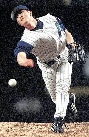 시즌 33세이브를 올린 김병현이 샌디에이고전 9회 마운드에 올라 힘차게 공을 뿌리고 있다.피닉스로이터뉴시스