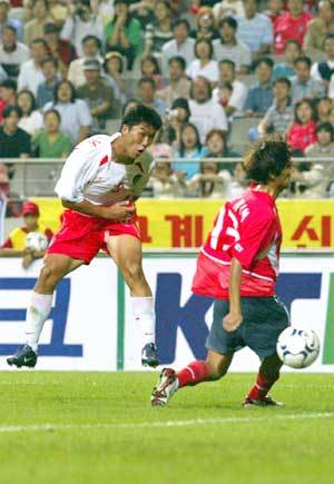 청소년대표팀의 김동현(왼쪽)이 아시아경기대표팀 김동진을 따돌리고 멋진 왼발 터닝슛을 성공시키고 있다.이훈구기자