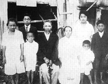 90여년전 하와이로 간 ‘사진신부’들이 현지에서 가족들과 찍은 사진. 이 흑백사진에는 하와이 이민사의 고난이 담겨 있다.사진제공 SBS