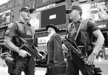 9·11테러 1주년을 하루 앞둔 10일, 무장한 뉴욕 경찰이 타임스 스퀘어 주변을 순찰하고 있다. - 뉴욕로이터뉴시스