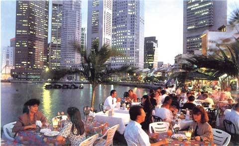 쇼핑과 음식의 천국이라고 일컬어 지는 싱가포르는 관광인프라가 잘 갖춰져 초행길 FIT(자유여행자)가 여행하기에 좋다.사진은 싱가포르 강변에서 다양한 음식을 즐길 수 있는 보트키의 저녁 풍경.사진제공 싱가포르관광청