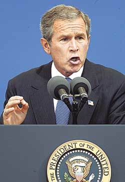 9·11테러 1주기를 맞아 조지 W 부시 미국 대통령이 11일 워싱턴의 펜타곤(국방부)에서 테러근절을 강조하는 연설을 하고 있다. AFP