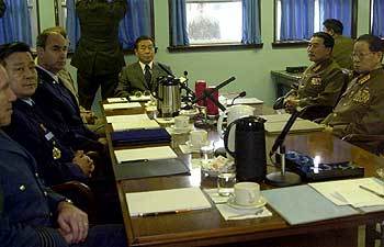 주한 유엔군사령부와 북한군이 동해선 연결공사를 위한 군사보장합의서 문제를 논의하고 있다. - 사진공동취재단