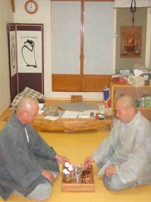 두 스님이 차 한잔을 마시면서 격의없는 대화와 농담을 주고 받고 있다.사진제공 현진스님