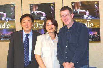 영국 로열 오페라 하우스와 제휴해 예술의전당이 10월9일부터 공연하는 오페라 ’오텔로’의 주인공과 연출자. 오텔로 역의 김남두, 데스데모나 역의 조경화, 연출자 빌 뱅크스 존스(왼쪽부터).사진제공 예술의전당