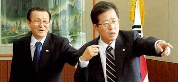 '참으세요' - 서영수기자