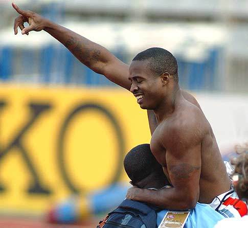 “이제 내가 세계 최고.” 육상 남자 100m에서 세계신기록을 수립한 팀 몽고메리가 코치에 안긴 채 하늘을 향해 손가락을 치켜세우며 감격해하고 있다.AP