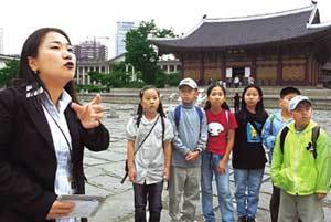 덕수궁 중화전 앞에서 궁궐 안내 자원봉사자인 권은정씨가 학생들에게 덕수궁의 역사 등을 설명하고 있다. - 박영대기자