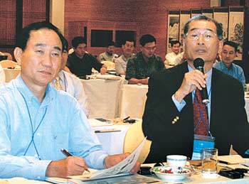 제주 신라호텔에서 열린 제1회 CEO콘퍼런스에서 윤병철 회장(앞줄 오른쪽)이 발언하고 있다. 왼쪽은 강석진 회장.