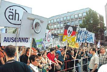 13일 에드문트 슈토이버 기민-기사연합 후보의 유세장 밖에 모인 반대파 청중이 저마다의 요구조건과 의견을 적은 플래카드를 들고 있다. - 베를린=곽민영기자