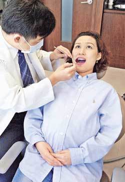 임신 전 치과를 찾아 각종 검사를 받고 구강위생에 신경써야 한다. 권주훈 기자