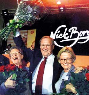 스웨덴 총선 전날인 15일 예란 페르손 총리(가운데)가 이끄는 중도좌파 사민당 지도부가 스톡홀름에서 열린 당회의에서 당원들의 박수에 답하고 있다. - 스톡홀름AP연합