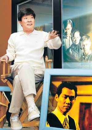 SBS ‘모래시계’ MBC ‘여명의 눈동자’ 등 자신이 연출한 작품의 사진을 배경으로 포즈를 취한 김종학 PD. 10월 방영되는 SBS ‘대망’을 연출하는 그는 “가마에서 도자기를 굽다 여러 차례 그릇을 깨뜨리듯 공들인 드라마 한편을 내놓겠다”고 말했다.변영욱기자 cut@donga.com