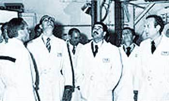 1975년 당시 총리로 재직 중이던 자크 시라크 대통령(안경 쓴 사람)이 프랑스 핵 발전소에서 사담 후세인 이라크 대통령(오른쪽에서 세번째)을 안내하고 있다. - 사진제공 뉴욕타임스