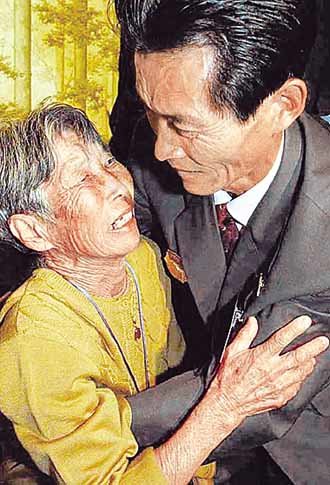 “아들아 살아있었구나”. 16일 금강산 이산가족 상봉장에서 남측 이명복할머니가 60년대 납북된 아들 정장백씨를 만나 오열하고 있다. 금강산〓사진공동취재단