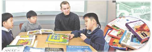 어린이 영어학원에서 미국 교과서(오른쪽 원내)를 사용해 영어를 가르치고 있다. 권주훈기자