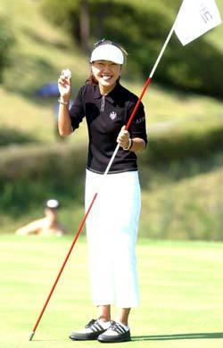 국내 여자프로골프 18홀 최저타 기록을 세운 강수연이 홀인원을 잡은 17번홀(파3) 컵에서 공을 꺼낸 뒤 활짝 웃고 있다.