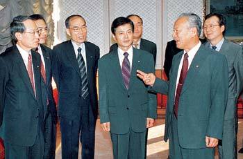 '돈 너무 많이 풀렸어요' - 강릉=신원건기자