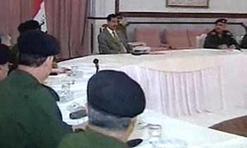 사담 후세인 이라크 대통령(오른쪽에서 두번째)이 각료들과 함쎄 정세 현안에 대해 논의하는 모습. - 바그다드AP연합