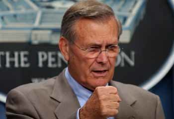 도널드 럼즈펠드 미국 국방장관이 '이라크가 대량살상무기를 사용할 때까지 기다리는 것은 큰 실수가 될 것'이라고 강조하고 있다. - 워싱턴AP연합