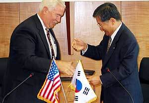 선우중호 명지대 총장(오른쪽)이 그레고리 오브라이언 미국 뉴올리언스대 총장과 자매결연을 맺고 있다. - 사진제공 명지대