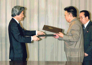 김정일 북한 국방위원장(오른쪽)과 고이즈미 준이치로 일본 총리가 17일 평양의 백화원초대소에서 회담을 마친 뒤 서명한 공동선언문을 교환하고 있다.-평양AFP연합