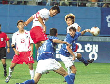 1-1 동점인 후반 5분 김동현(왼쪽 두번째)이 골지역 정면에서 브라질 수비수들을 앞에 놓고 이종민의 오른쪽 코너킥을 받아 헤딩으로 골을 연결시키고 있다.대전〓원대연기자
