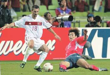 축구 선진국의 비결을 분석한 SBS 다큐 ‘월드컵 강국의 조건’. 사진은 한국과 터키의 2002 한일 월드컵 3, 4위 전.