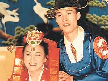MBC ‘버튼 노래방’에서 주부 송효선(왼쪽)씨가 결혼 생할에 얽인 사연을 노래와 함께 들려준다. 사진제공 MBC