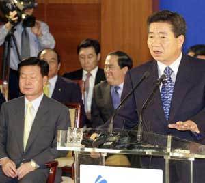 민주당 노무현 대통령후보가 선대위 인선내용과 배경을 밝히고 있다. - 안철민기자