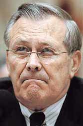 도널드 럼즈펠드 미 국방장관이 '북한은 거의 확실히 핵무기를 갖고 있다'고 밝힌 뒤 굳은 표정을 짓고 있다. - 워싱턴AP연합