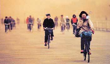 황사가 몰아친 중국 베이징 시내에서 자전거를 탄 시민들이 서둘러 귀가하고 있다. - 동아일보 자료사진