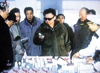 지난해 1월 신의주의 화장품 공장을 둘러보고 있는 북한 김정일 국방위원장 - 동아일보 자료사진