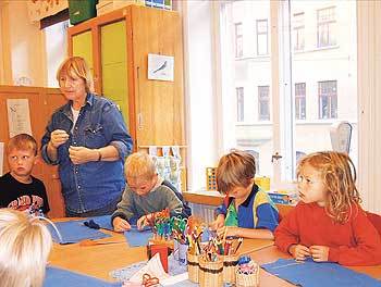스웨덴 스톡홀름시내의 엥겔 브렉트학교 내에 설치된 프리스쿨 클래스에서 취학 전인 6세 어린이들이 손놀림을 발달시키기 위해 진지한 표정으로 자수를 놓고 있다.