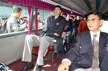 북한 선수단의 전용 버스. 키 2m35의 세계 최장신 농구 선수 이명훈(앞줄 왼쪽)이 버스 앞좌석을 없애고 만든 특별 좌석에 앉아있는 모습이 이채롭다. 부산〓원대연기자