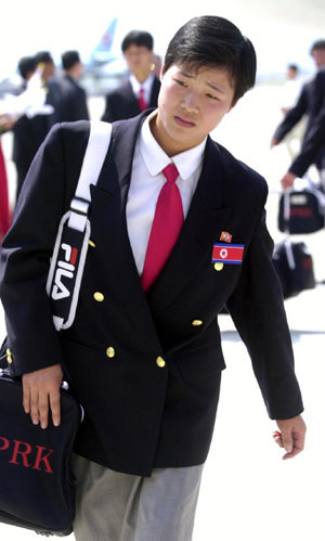 북한 여자 유도의 간판 스타 계순희가 가방을 어깨에 맨채 비행기에서 내려 출국장으로 걸어나오고 있다.부산〓이종승기자
